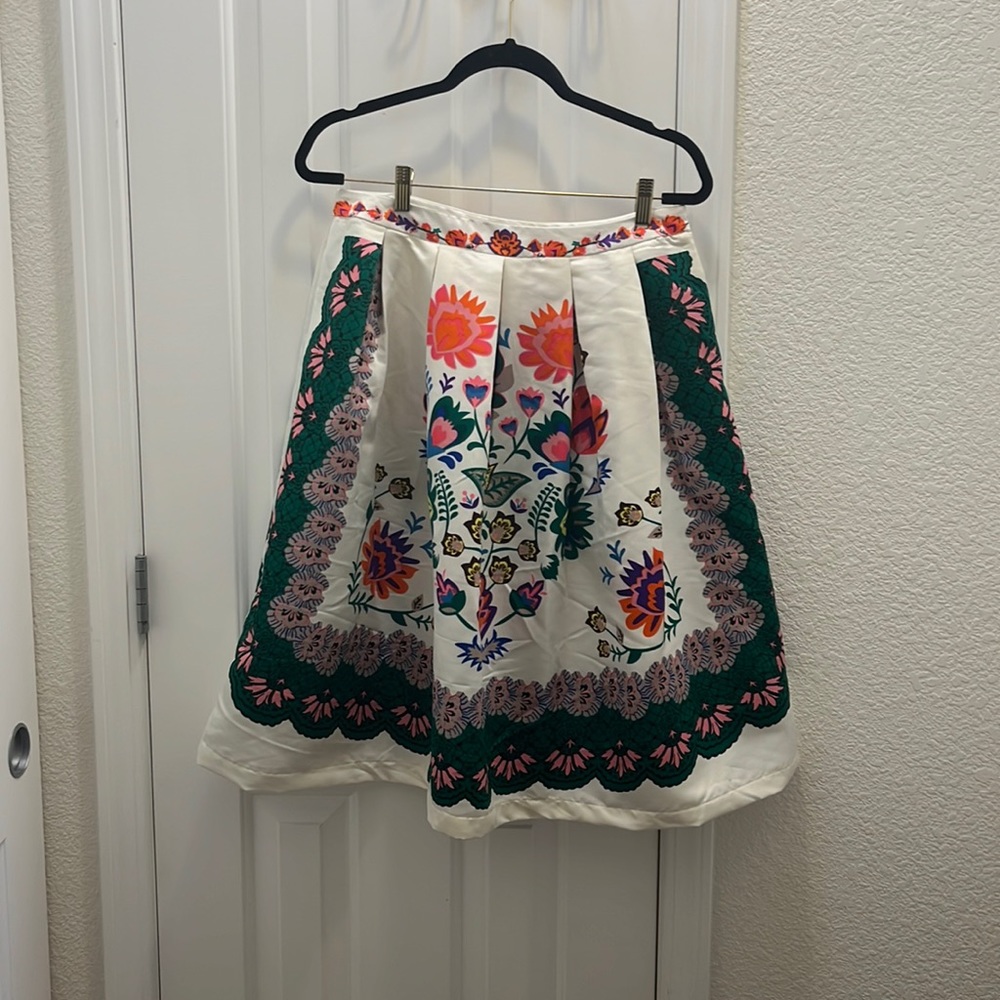 Full knee length skirt with floral motif in medium